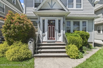 Classic 3-bedroom Westerleigh colonial with original hardwood - photo 3