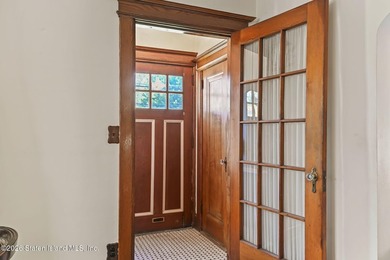 Classic 3-bedroom Westerleigh colonial with original hardwood - photo 4