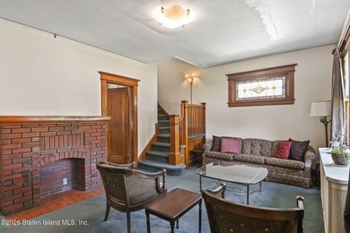 Classic 3-bedroom Westerleigh colonial with original hardwood - photo 5