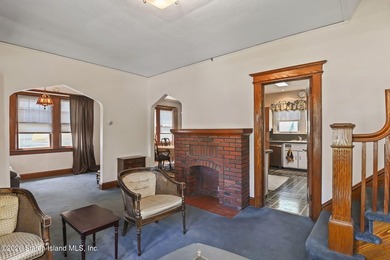 Classic 3-bedroom Westerleigh colonial with original hardwood - photo 7