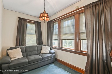 Classic 3-bedroom Westerleigh colonial with original hardwood - photo 9