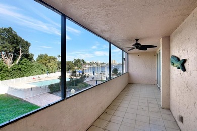 Perfectly positioned between two marinas, this one-bedroom - photo 38