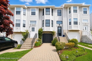 This beautifully renovated 3- level townhouse in New Springville - photo 1