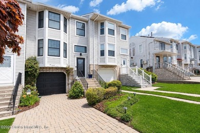 This beautifully renovated 3- level townhouse in New Springville - photo 2