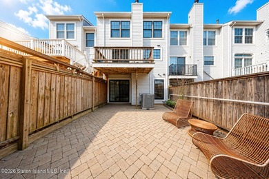 This beautifully renovated 3- level townhouse in New Springville - photo 3