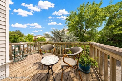This beautifully renovated 3- level townhouse in New Springville - photo 6