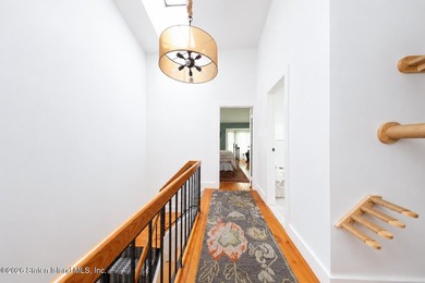 This beautifully renovated 3- level townhouse in New Springville - photo 7