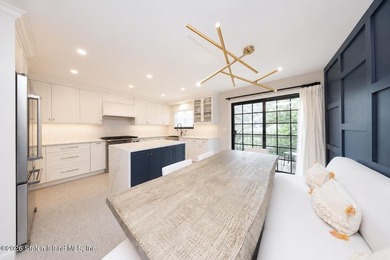 This beautifully renovated 3- level townhouse in New Springville - photo 8