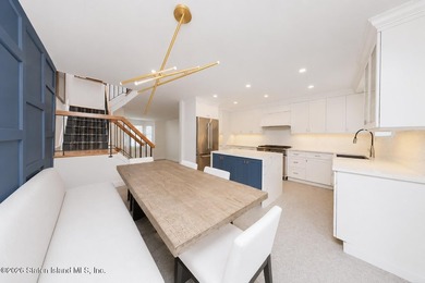 This beautifully renovated 3- level townhouse in New Springville - photo 9