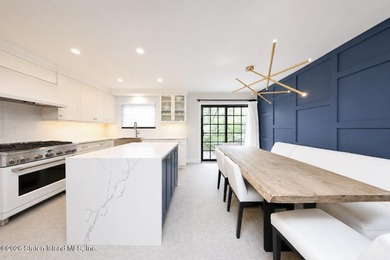 This beautifully renovated 3- level townhouse in New Springville - photo 10