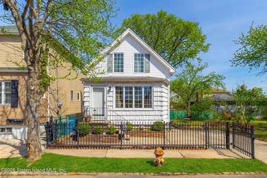 Welcome home to this charming New England style Cape house - photo 1