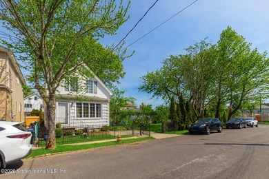 Welcome home to this charming New England style Cape house - photo 2