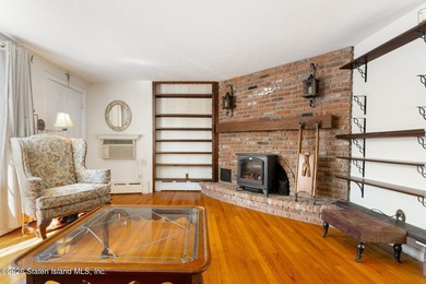 Welcome home to this charming New England style Cape house - photo 3