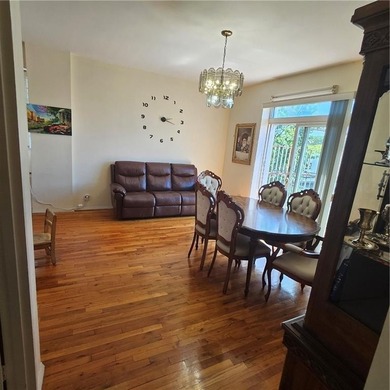 Welcome to the lowest-priced 3-bedroom co-op in the heart of - photo 4