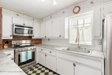 Welcome home to this charming New England style Cape house - photo 9