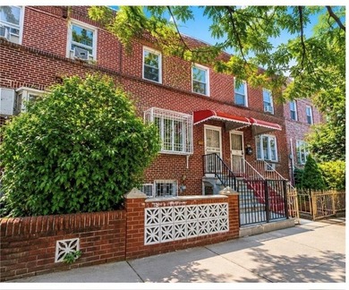 BEAUTIFULLY RENOVATED BRICK SINGLE -FAMILY HOME IN A PRIME - photo 3