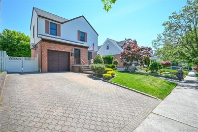 Beautifully maintained detached Colonial in sought-after Bayside - photo 2