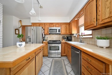 Beautifully maintained detached Colonial in sought-after Bayside - photo 3
