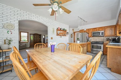 Beautifully maintained detached Colonial in sought-after Bayside - photo 5
