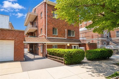 Welcome to this beautifully renovated 1-bedroom, 1-bathroom - photo 1