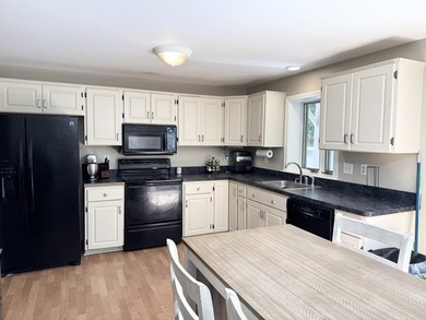 Light and bright townhouse unit with a beautiful deck - photo 2