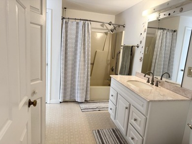 Light and bright townhouse unit with a beautiful deck - photo 6