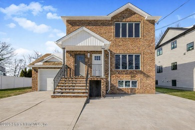 Huge TWO Family 6/6 detached in tranquil location on over 7000 - photo 1