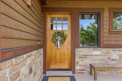 Discover your ideal mountain retreat in this upgraded 3-bedroom - photo 2