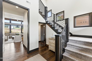 Discover your ideal mountain retreat in this upgraded 3-bedroom - photo 4