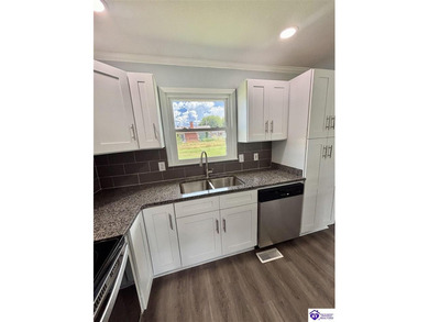 BEAUTIFULLY UPDATED! Welcome to 904 Maplewood Dr., perfectly - photo 3