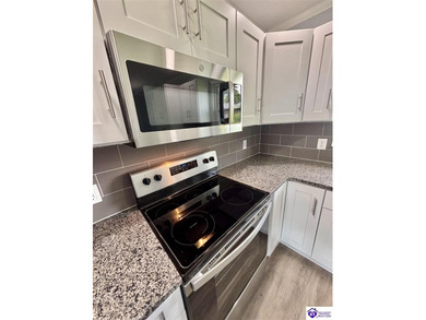 BEAUTIFULLY UPDATED! Welcome to 904 Maplewood Dr., perfectly - photo 4