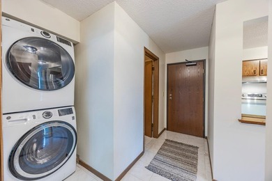 Charming 2 Bed, 2 Bath End-Unit Condo in Prime Bloomington - photo 4