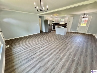 BEAUTIFULLY UPDATED! Welcome to 904 Maplewood Dr., perfectly - photo 7