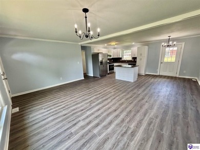 BEAUTIFULLY UPDATED! Welcome to 904 Maplewood Dr., perfectly - photo 8