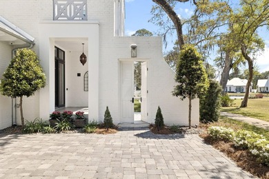 Rarely available and meticulously maintained, this sophisticated - photo 5