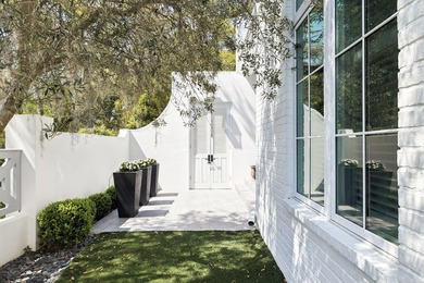 Rarely available and meticulously maintained, this sophisticated - photo 10
