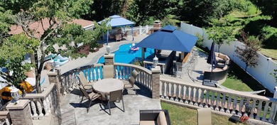 Single family home with five bedrooms, four bathrooms living - photo 1