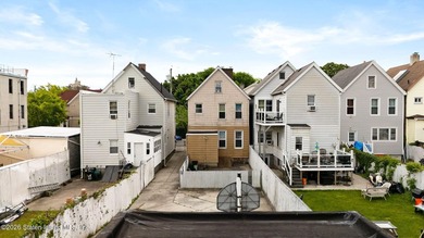 Charming legal two family home in Staten Island's Arrochar and - photo 2
