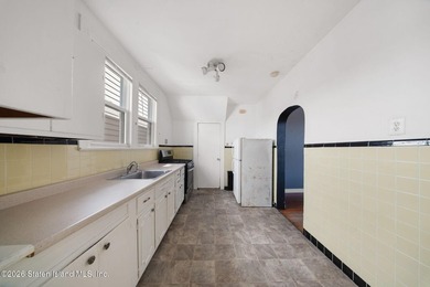 Charming legal two family home in Staten Island's Arrochar and - photo 5