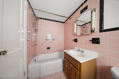 Charming legal two family home in Staten Island's Arrochar and - photo 6