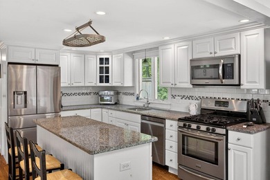 Beautifully maintained four-bedroom, two-bath Cape with deeded - photo 5
