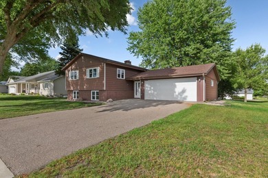 Looking for a move in ready home? This updated split level is - photo 1