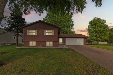 Looking for a move in ready home? This updated split level is - photo 2