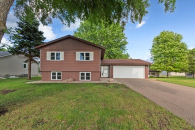Looking for a move in ready home? This updated split level is - photo 3