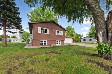 Looking for a move in ready home? This updated split level is - photo 4