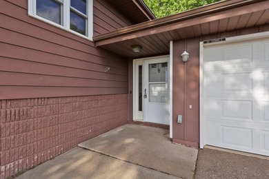 Looking for a move in ready home? This updated split level is - photo 5