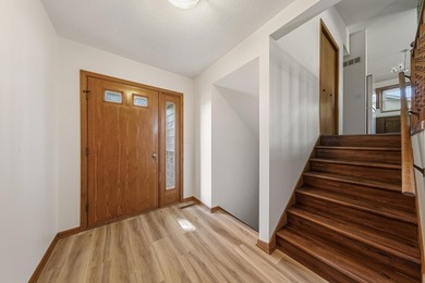 Looking for a move in ready home? This updated split level is - photo 6
