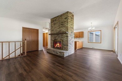 Looking for a move in ready home? This updated split level is - photo 9