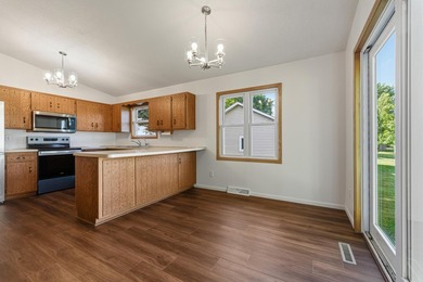 Looking for a move in ready home? This updated split level is - photo 10