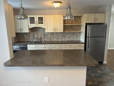 *Beautiful apartment and building with great amenities, located - photo 10